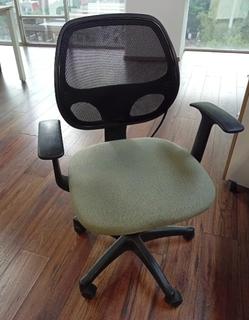 Silla operativa — malla negra / tela perla